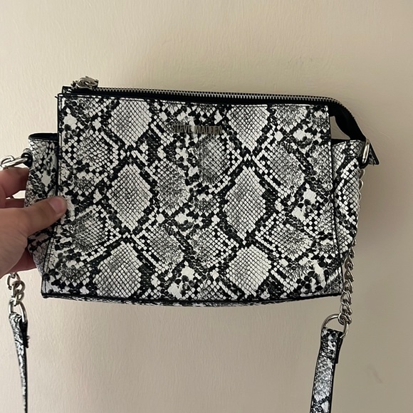 Steve Madden Handbags - Steve Madden side crossbody bag
